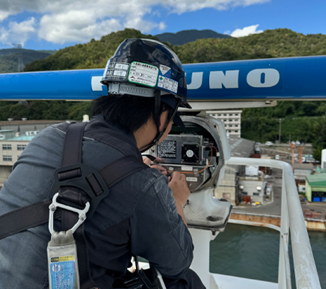 画像：航海計器設置の様子