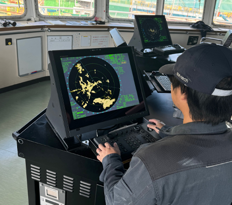 画像：航海計器メンテナンスの様子
